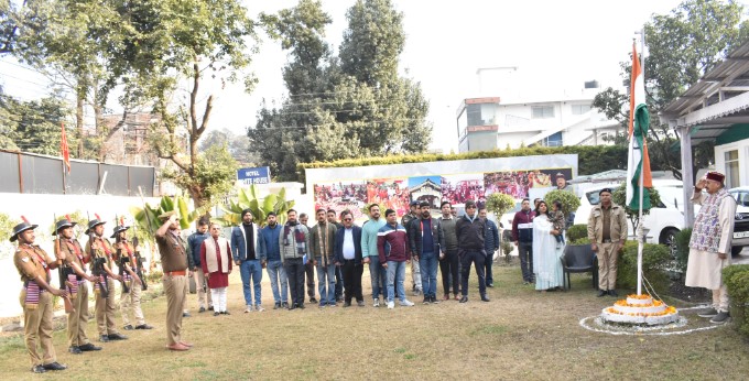 महाराज ने अपने कैम्प कार्यालय परिसर में किया ध्वजारोहण