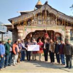 महासू मंदिर समिति हनोल को मंदिर समिति खत समालटा ने भेंट किया 11 लाख रुपए का चेक