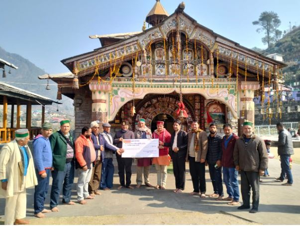 महासू मंदिर समिति हनोल को मंदिर समिति खत समालटा ने भेंट किया 11 लाख रुपए का चेक