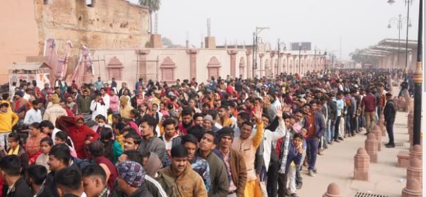 रामलला के दर्शन के लिए भक्तों की उमड़ी भारी भीड़, सुबह तीन बजे से ही बड़ी संख्या में जुटने शुरू हुए श्रद्धालु
