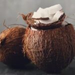 कच्चा नारियल है सेहत के लिए वरदान, खाने पर मिलेंगे ढेर सारे फायदे और वजन भी होगा कम