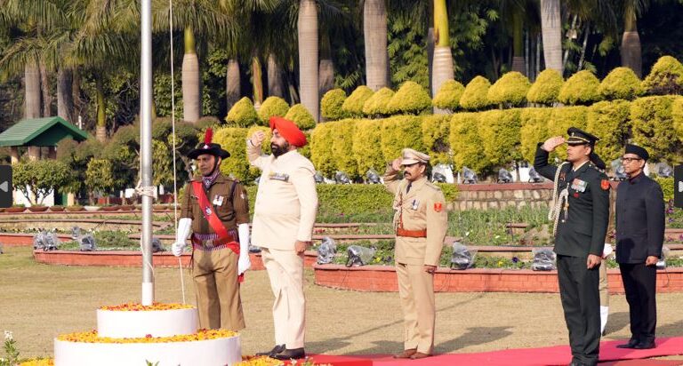 राज्यपाल ने राजभवन एवं परेड ग्राउंड में फहराया राष्ट्रीय ध्वज