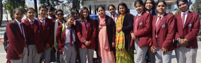 एमआइटी की छात्राओं ने जाना कैसे पास होता है बजट