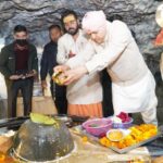 श्रीमहंत देवेन्द्र दास महाराज ने टपकेश्वर महादेव में टेका मत्था