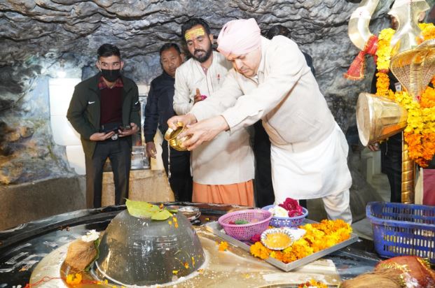 श्रीमहंत देवेन्द्र दास महाराज ने टपकेश्वर महादेव में टेका मत्था