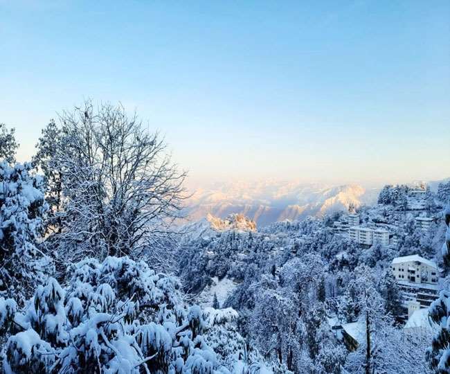 एक बार फिर चारों ओर से बर्फ में ढकी औली और चकराता की वादियां 