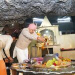 श्रीमहंत देवेन्द्र दास महाराज ने टपकेश्वर महादेव में टेका मत्था