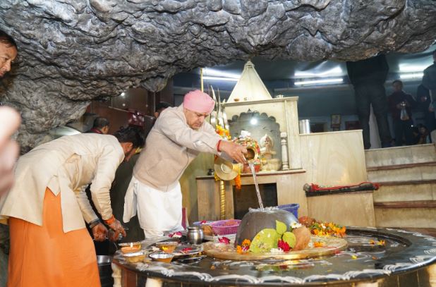 श्रीमहंत देवेन्द्र दास महाराज ने टपकेश्वर महादेव में टेका मत्था