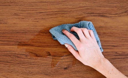 लकड़ी का फर्नीचर गंदा हो गया है तो ये टिप्स अपनाएं, चमकने लगेगा तुरंत