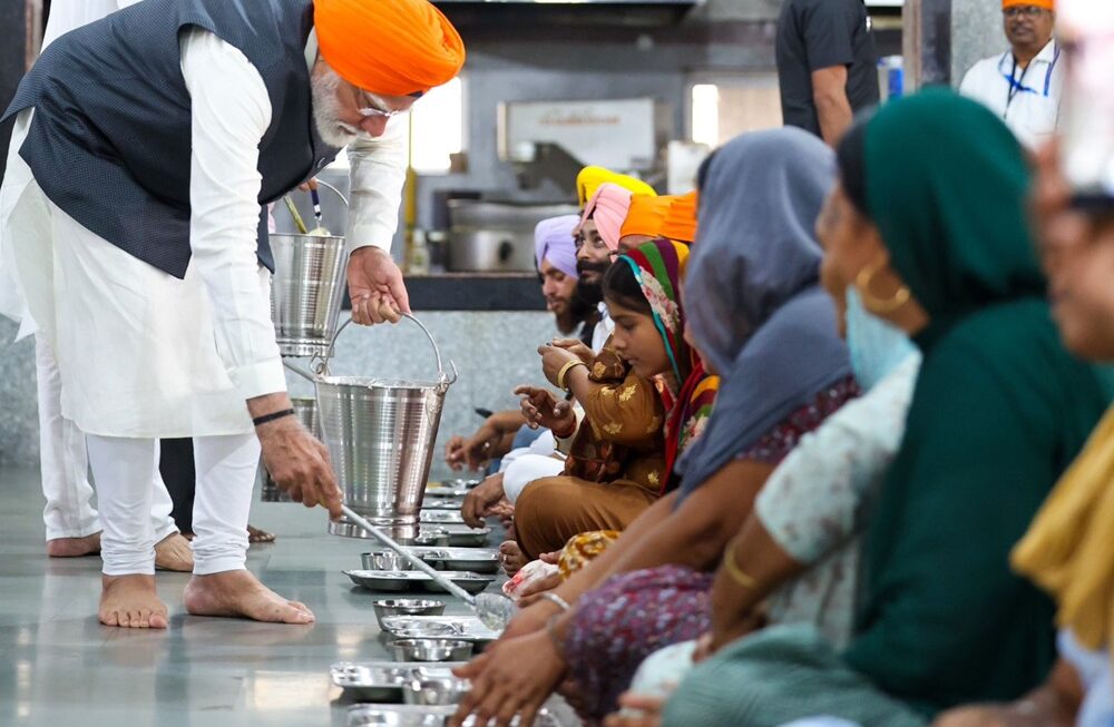 पीएम मोदी ने बिहार के गुरुद्वारे पटना साहिब में की ‘सेवा’, यहां देखें वीडियो