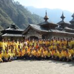 लोक पंचायत के कार्यकर्ताओं ने मंदिर परिसर में पौधारोपण कर स्वच्छता अभियान चलाया