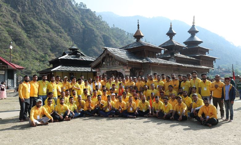 लोक पंचायत के कार्यकर्ताओं ने मंदिर परिसर में पौधारोपण कर स्वच्छता अभियान चलाया