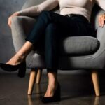 पैर पर पैर रखकर बैठते हैं तो हो जाएं सावधान, बिगड़ सकती है सेहत, ये आदत कर सकती है परेशान