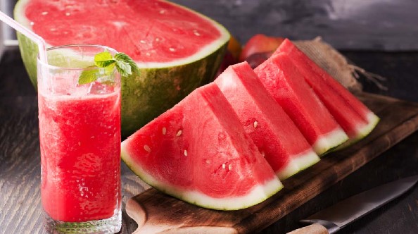 गर्मियों में शरीर को भरपूर हाइड्रेशन और ठंडक दे सकते हैं तरबूज के ये 5 पेय