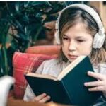 पढ़ते समय सुन रहे हैं गाने तो जानें ये कितना सही, कितना गलत? कैसा म्यूजिक है फायदेमंद