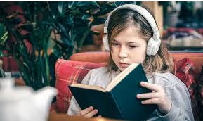 पढ़ते समय सुन रहे हैं गाने तो जानें ये कितना सही, कितना गलत? कैसा म्यूजिक है फायदेमंद