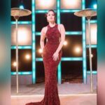 मरून शिमरी गाउन पहनकर सनी लियोन ने गिराई बिजलियां, फोटोज ने मचाया बवाल