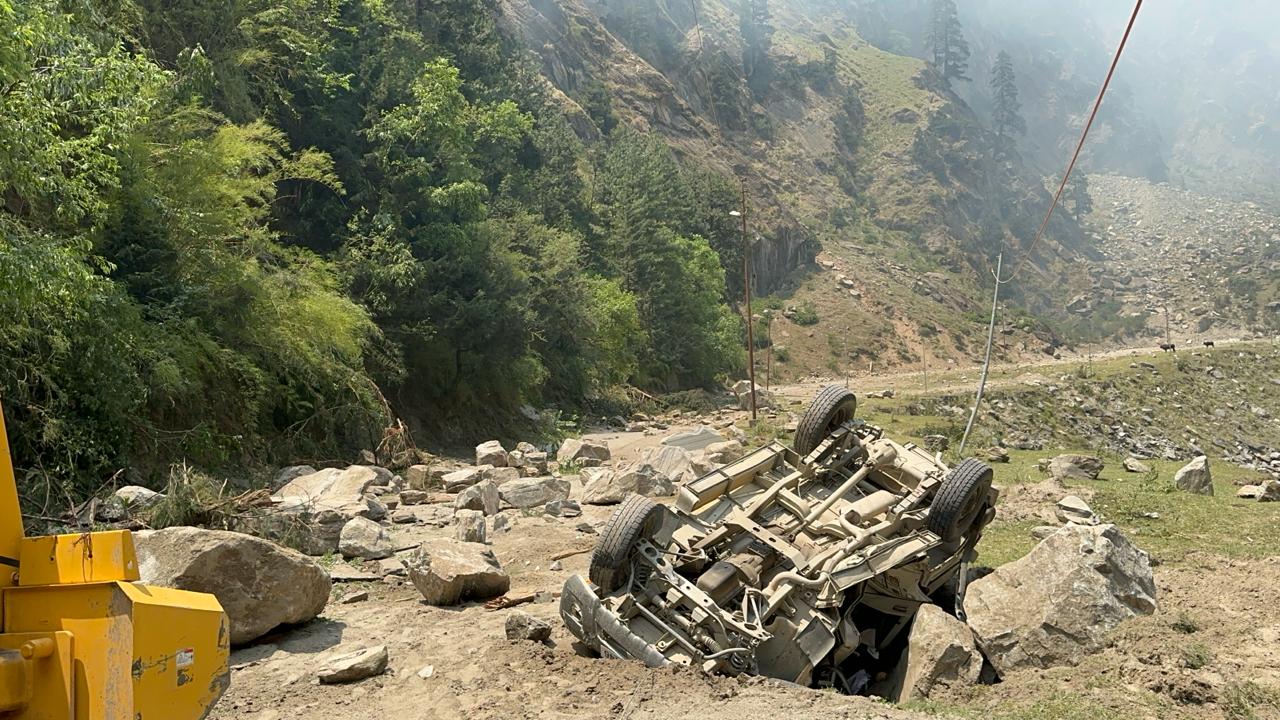 जिला प्रशासन ने दुर्घटनाओं में गंभीर रूप से घायल तीन व्यक्तियों को हेलीकॉप्टर्स के माध्यम से भेजा एम्स ऋषिकेश