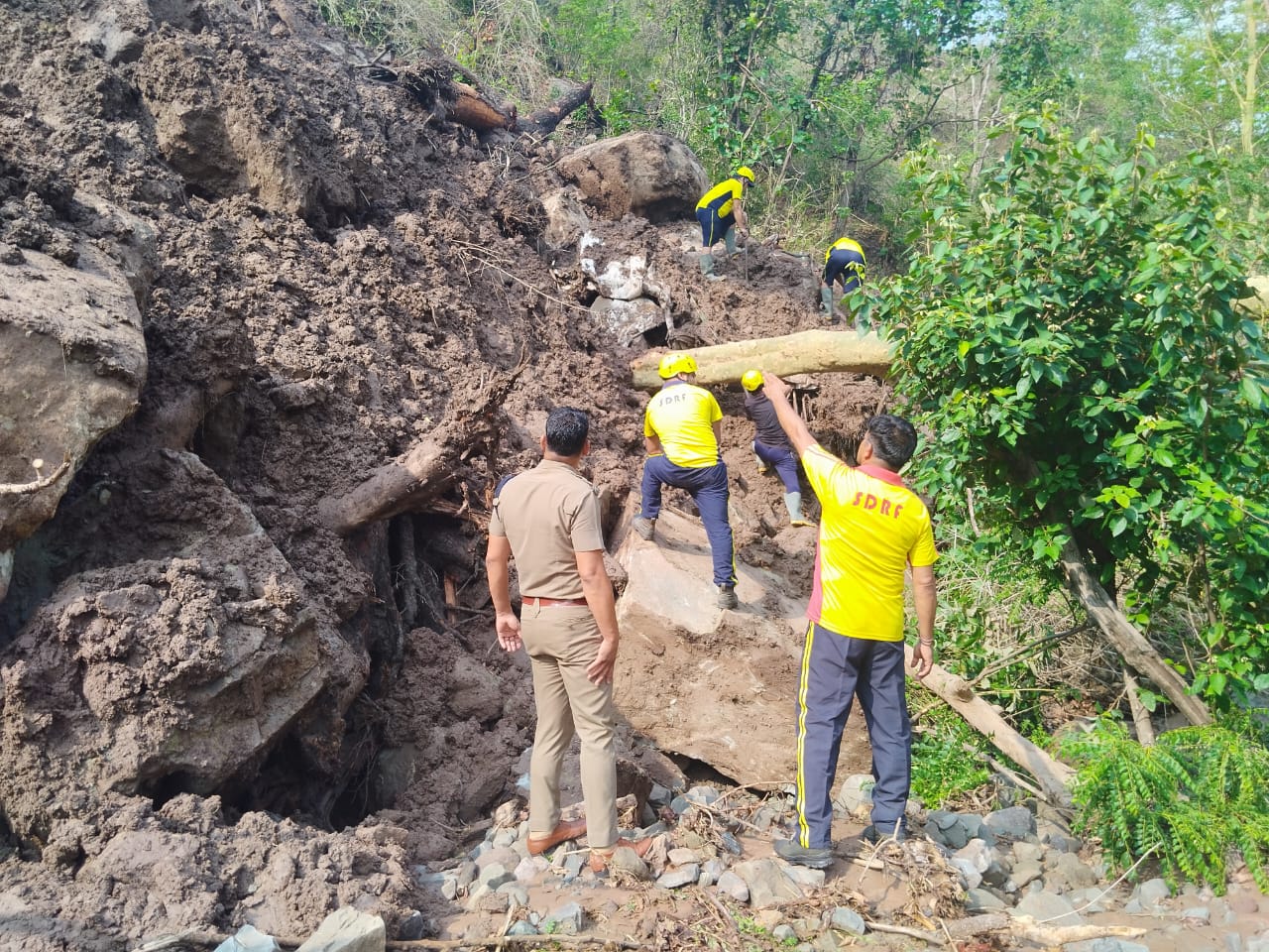 मलबे में दबे मैक्स वाहन से एसडीआरएफ ने किया शव बरामद