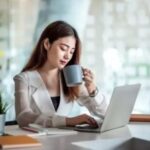 घंटों बैठकर काम करने वालों के लिए कॉफी फायदेमंद, मौत का खतरा हो जाता है कम