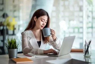 घंटों बैठकर काम करने वालों के लिए कॉफी फायदेमंद, मौत का खतरा हो जाता है कम