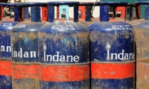 एक बार फिर LPG उपभोक्ताओं को मिला तोहफा, कमर्शियल सिलेंडर के रेट में हुई कटौती 