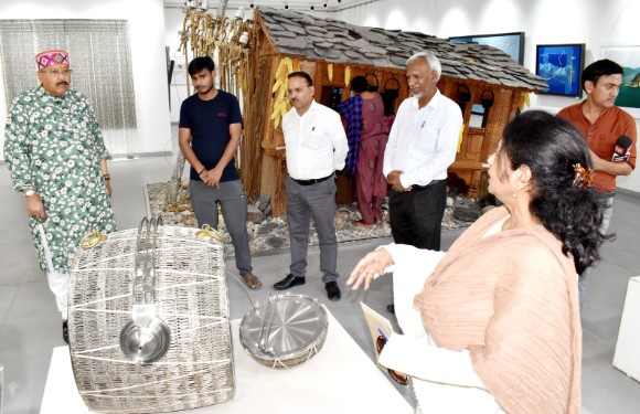 महाराज ने किया उत्तरा आर्ट गैलरी का निरीक्षण
