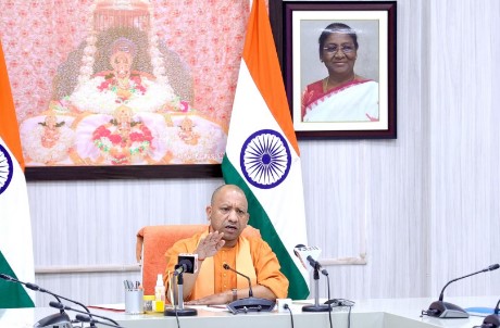 मुख्यमंत्री योगी ने हर परिवार को सरकार की योजनाओं का लाभ उपलब्ध कराने के लिए दिए दिशा-निर्देश