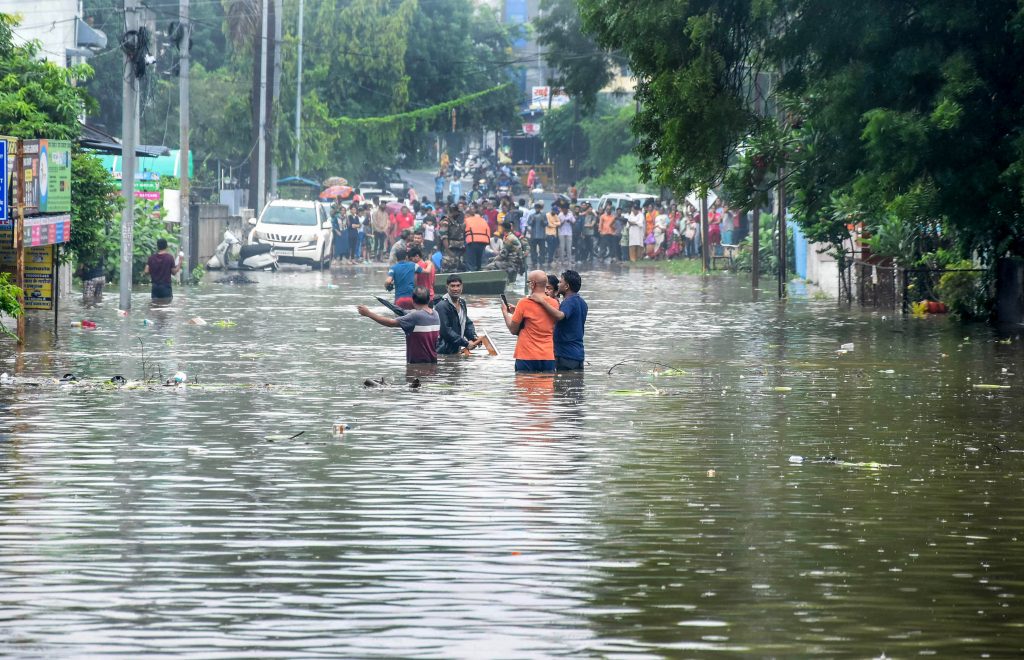 राहत के साथ आफत भी लाई बारिश, जगह-जगह जलभराव के साथ ही उफान पर पहुंचे नदी- नाले 