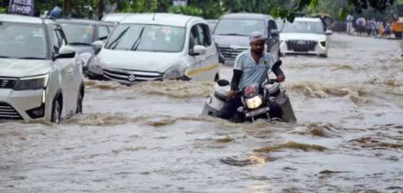 बारिश से जन-जीवन अस्त-व्यस्त