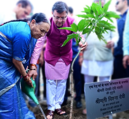 सीएम धामी ने ‘एक पेड़ मां के नाम’ अभियान के तहत अपनी माता के साथ किया पौधारोपण