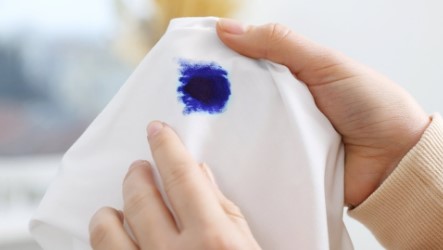 कपड़ों में लगी इंक छुड़ाने में छूट रहे पसीने, इन तरीकों से कर सकती हैं छुट्टी