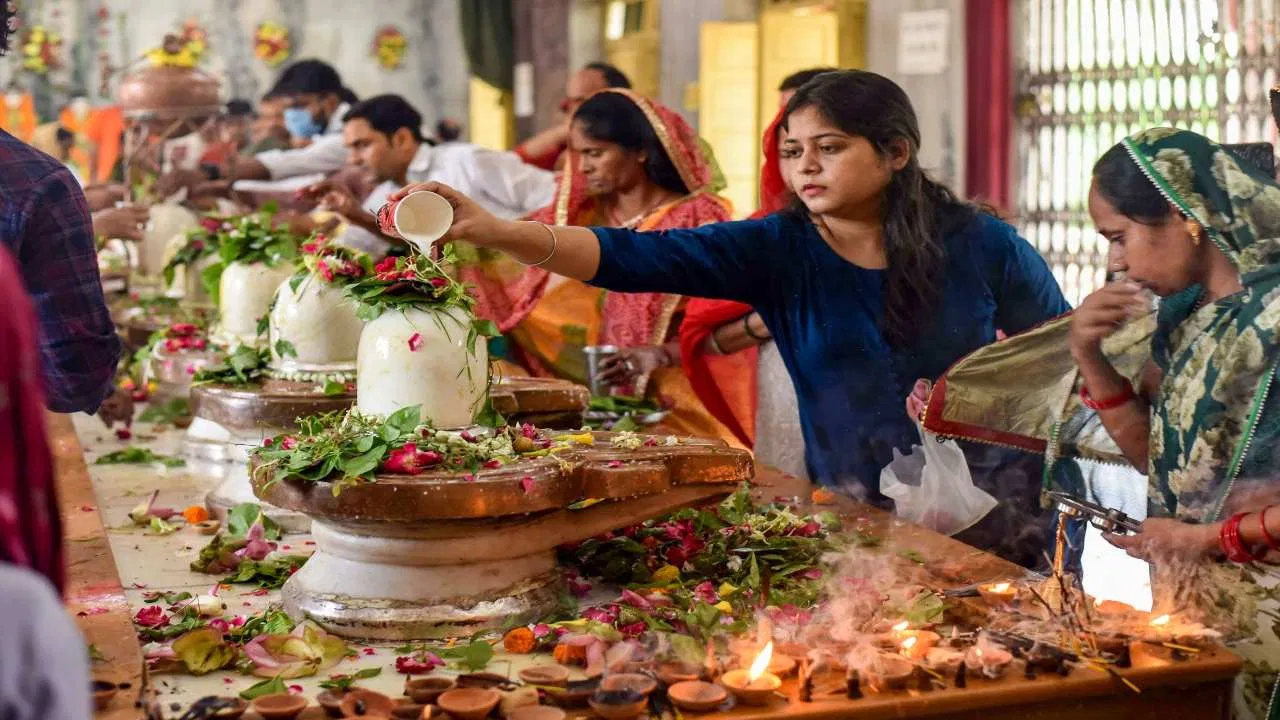 सावन माह का पहला सोमवार आज, बम-बम भोले की जयकारों से गूंज उठे शिवालय