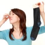 बदबू वाले मोजों को धोकर हो गए हैं परेशान, तो शुरू करें ये आसान काम