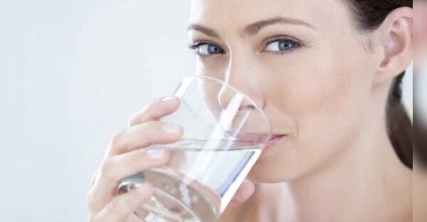 वाटर फास्टिंग का बढ़ रहा है क्रेज, क्या आप जानते हैं ये कितना है सेफ?