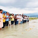 कृष्ण जन्माष्टमी के पावन अवसर पर लोक पंचायत यमुना तीर्थ समिति ने की मां यमुना की आरती