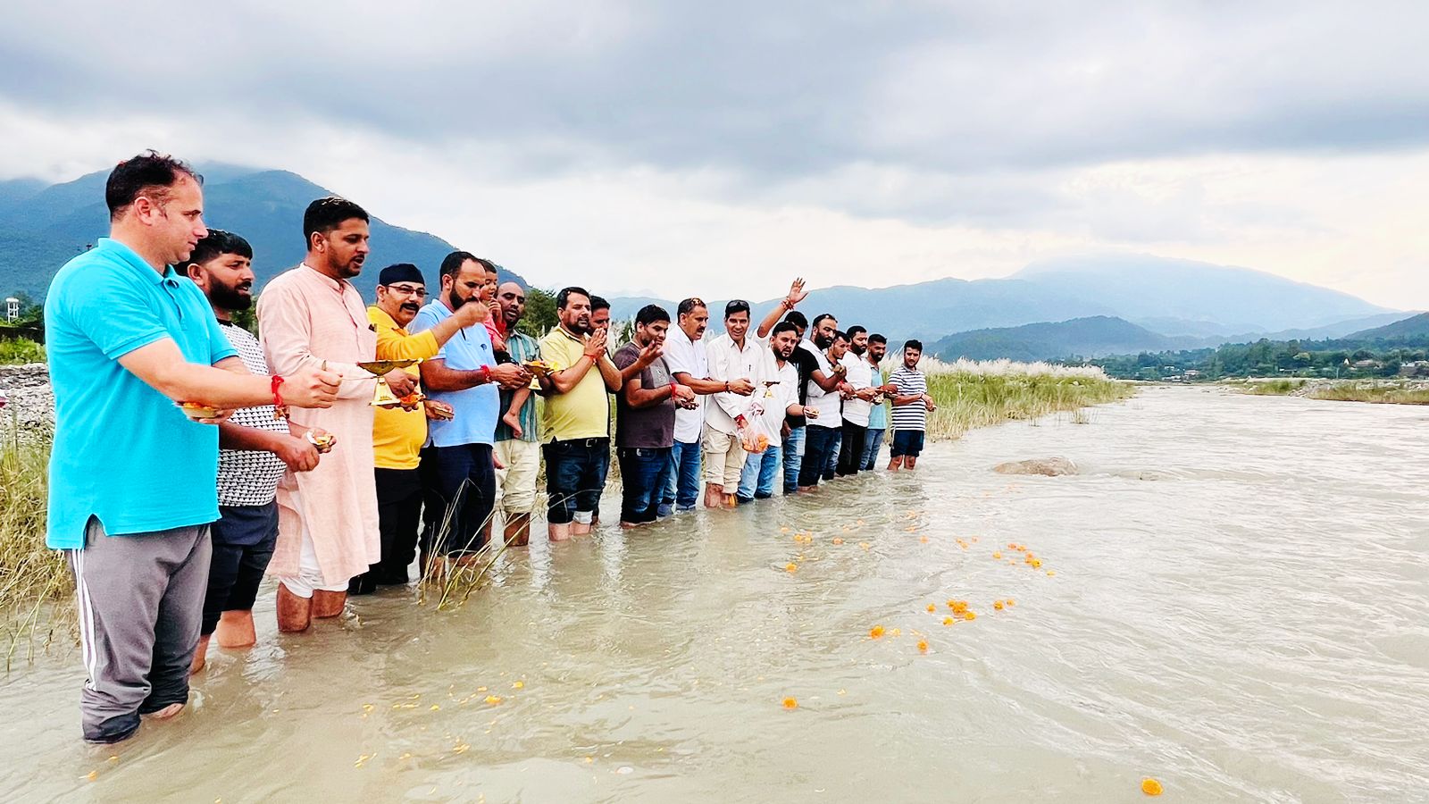 कृष्ण जन्माष्टमी के पावन अवसर पर लोक पंचायत यमुना तीर्थ समिति ने की मां यमुना की आरती