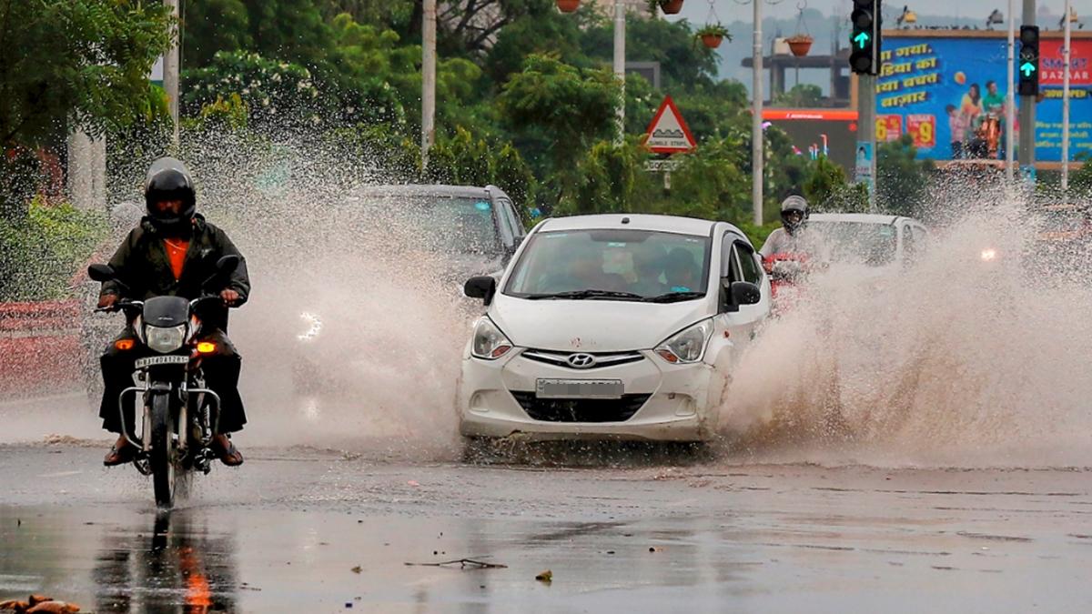 पहाड़ से लेकर मैदान तक भारी बारिश का अलर्ट जारी, कई स्थानों पर जन- जीवन हुआ अस्त- व्यस्त 