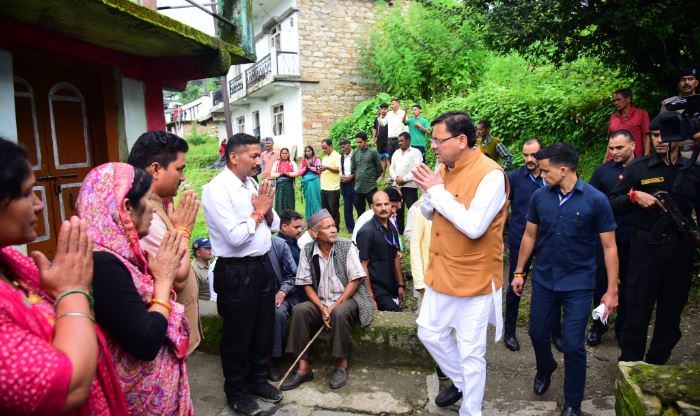 गैरसैंण के सारकोट गांव में शहीद के घर पहुंचे मुख्यमंत्री धामी