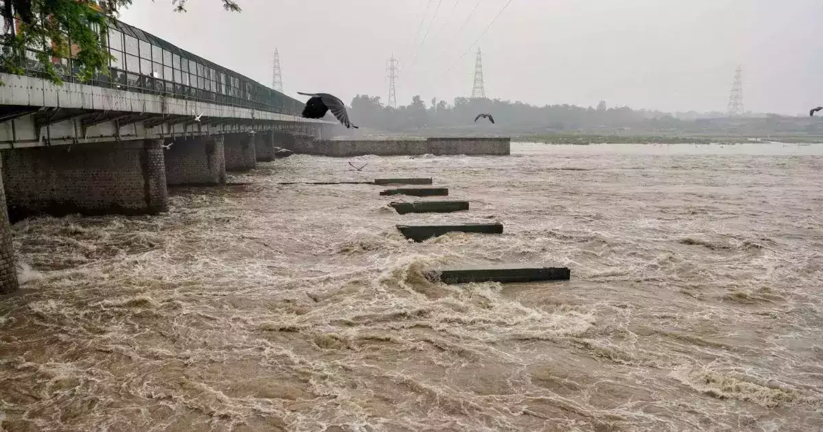 लगातार हो रही बारिश के चलते बढ़ा नदियों का जलस्तर, गंगा तट पर जाने के लिए प्रशासन की ओर से अलर्ट जारी 