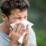 हाई स्पीड स्पोर्ट्स कार से भी ज्यादा तेज रफ्तार से आती है छींक, रोकने पर हो सकती है मौत