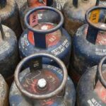 बढ़ गए LPG सिलेंडर के दाम, यहां देखें दिल्ली से मुंबई तक नए रेटनई दिल्ली। अगस्त महीने के पहले दिन ही लोगों को मंहगाई का झटका लगा है. गुरुवार (1 अगस्त) की सुबह 6 बजे तेल कंपनियों ने एलपीजी सिलेंडर के रेट में अपडेट दिया है. इसके चलते एलपीजी सिलेंडर के दाम में बढ़ोतरी की गई है. . हालांकि, ये बढ़ोतरी केवल कमर्शियल सिलेंडर की कीमतों पर ही है, घरेलू सिलेंडर के दाम अभी भी वैसे ही स्थिर बने रहेंगे. इस बदलाव के तहत 19 किलो वाले कमर्शियल एलपीजी सिलेंडर के दाम बढ़ा दिए गए हैं।  जानकारी के मुताबिक तेल कंपनियों ने कमर्शियल एलपीजी सिलेंडर की कीमत में 8.50 रुपये तक का इजाफा किया है. ये इजाफा हर राज्य में अलग-अलग है. वहीं आपको बता दें कि जुलाई के महीने में ऑयल मार्केटिंग कंपनियों ने एलपीजी सिलेंडर की कीमतों में कटौती का ऐलान किया था. जिसके बाद जुलाई में कमर्शियल सिलेंडर के दाम 30 रुपये तक कम हो गए थे।  जानें कमर्शियल सिलेंडर के नए दाम? राजधानी दिल्ली में 19 किलो वाला एलपीजी सिलेंडर अब 1652.50 रुपये में मिल रहा है. पहले इसकी कीमत 1646 रुपये थी. मुंबई में आज से कमर्शियल सिलेंडर 1605 रुपये का हो गया है. जबकि जुलाई में इसकी कीमत 1598 रुपये थी। कोलकाता में कमर्शियल सिलेंडर अब 1764.50 रुपये में मिलेगा. यहां कमर्शियल सिलेंडर की कीमत में सबसे ज्यादा बढ़ोतरी की गई है जोकि 8.50 रुपये तक है.पुरानी कीमत कोलकाता में 1756 रुपये थी चेन्नई में अब कमर्शियल सिलेंडर की कीमत 1817 रुपये हो गई है. 19 किलोग्राम वाले एलपीजी गैस सिलेंडर की पुरानी कीमत चेन्नई में 1809.50 रुपये थी।