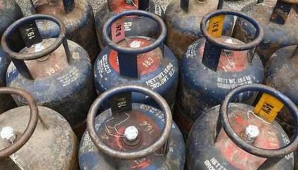 बढ़ गए LPG सिलेंडर के दाम, यहां देखें दिल्ली से मुंबई तक नए रेटनई दिल्ली। अगस्त महीने के पहले दिन ही लोगों को मंहगाई का झटका लगा है. गुरुवार (1 अगस्त) की सुबह 6 बजे तेल कंपनियों ने एलपीजी सिलेंडर के रेट में अपडेट दिया है. इसके चलते एलपीजी सिलेंडर के दाम में बढ़ोतरी की गई है. . हालांकि, ये बढ़ोतरी केवल कमर्शियल सिलेंडर की कीमतों पर ही है, घरेलू सिलेंडर के दाम अभी भी वैसे ही स्थिर बने रहेंगे. इस बदलाव के तहत 19 किलो वाले कमर्शियल एलपीजी सिलेंडर के दाम बढ़ा दिए गए हैं।  जानकारी के मुताबिक तेल कंपनियों ने कमर्शियल एलपीजी सिलेंडर की कीमत में 8.50 रुपये तक का इजाफा किया है. ये इजाफा हर राज्य में अलग-अलग है. वहीं आपको बता दें कि जुलाई के महीने में ऑयल मार्केटिंग कंपनियों ने एलपीजी सिलेंडर की कीमतों में कटौती का ऐलान किया था. जिसके बाद जुलाई में कमर्शियल सिलेंडर के दाम 30 रुपये तक कम हो गए थे।  जानें कमर्शियल सिलेंडर के नए दाम? राजधानी दिल्ली में 19 किलो वाला एलपीजी सिलेंडर अब 1652.50 रुपये में मिल रहा है. पहले इसकी कीमत 1646 रुपये थी. मुंबई में आज से कमर्शियल सिलेंडर 1605 रुपये का हो गया है. जबकि जुलाई में इसकी कीमत 1598 रुपये थी। कोलकाता में कमर्शियल सिलेंडर अब 1764.50 रुपये में मिलेगा. यहां कमर्शियल सिलेंडर की कीमत में सबसे ज्यादा बढ़ोतरी की गई है जोकि 8.50 रुपये तक है.पुरानी कीमत कोलकाता में 1756 रुपये थी चेन्नई में अब कमर्शियल सिलेंडर की कीमत 1817 रुपये हो गई है. 19 किलोग्राम वाले एलपीजी गैस सिलेंडर की पुरानी कीमत चेन्नई में 1809.50 रुपये थी।