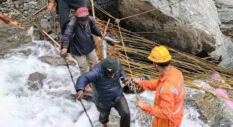 कठिन विपरीत परिस्थितियों के बीच केदारनाथ पैदल मार्ग पर रेस्क्यू अभियान छठे दिन भी जारी