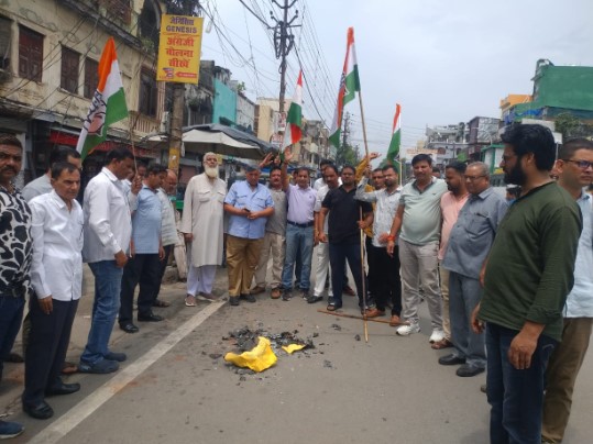 महिला अपराधों की बाढ़ पर कांग्रेस ने फूंका भाजपा का पुतला