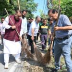 कैबिनेट मंत्री गणेश जोशी ने सड़क पर झाडू लगाकर दिया स्वच्छता का संदेश 