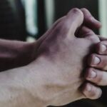 अगर आपके हाथ भी गुस्से में कांपने लगते हैं, तो हो सकती है ये बीमारी