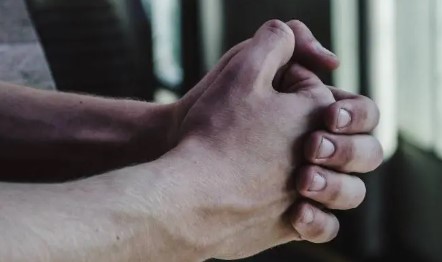 अगर आपके हाथ भी गुस्से में कांपने लगते हैं, तो हो सकती है ये बीमारी