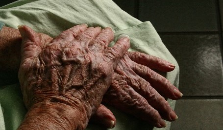 कई बुजुर्ग अपने अपमान के विरुद्ध खामोश रहते ही हैं