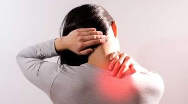 गर्दन में होने वाले दर्द से हो जाएं सावधान क्योंकि हो सकते हैं ये सर्वाइकल के लक्षण
